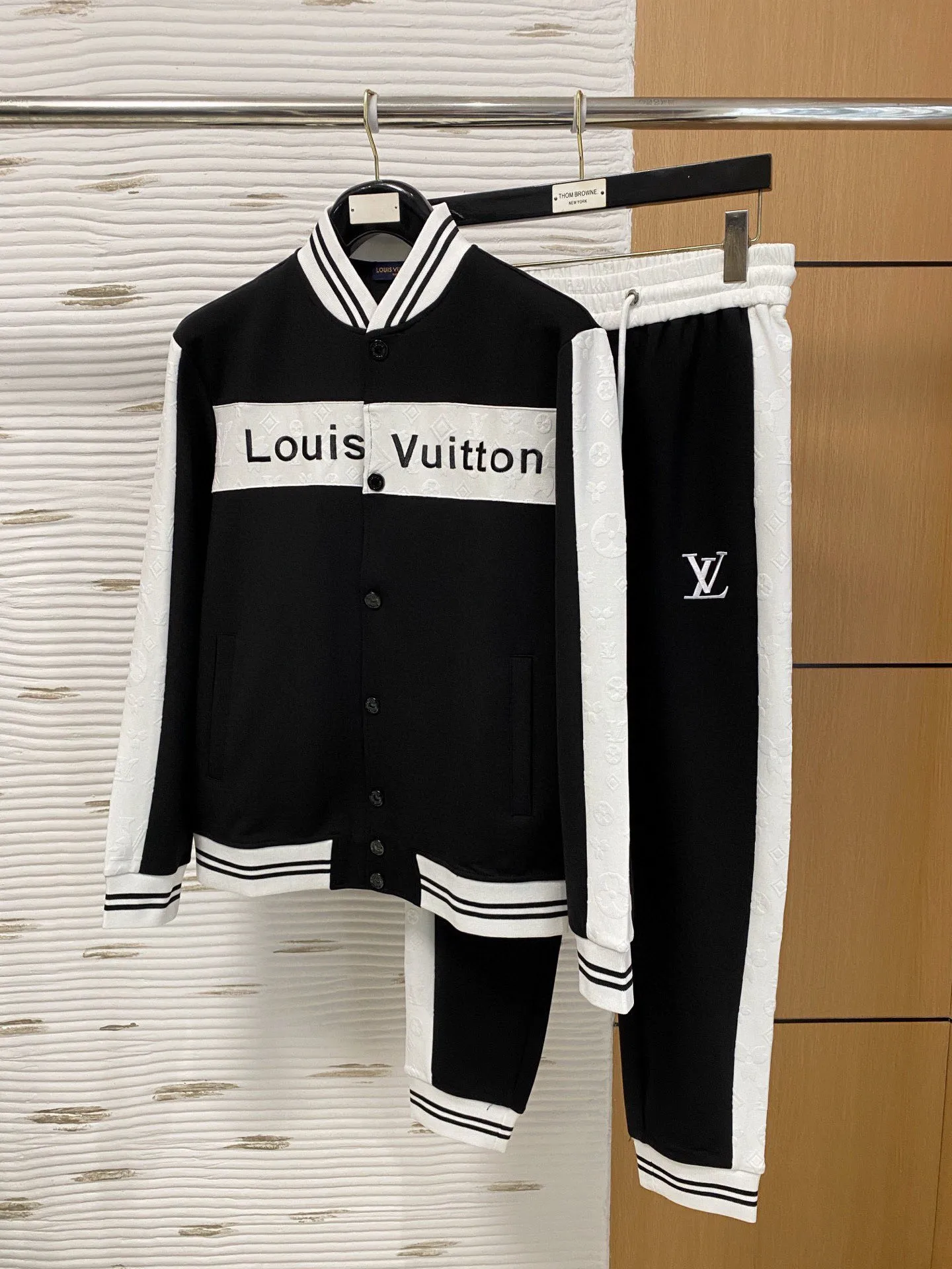 🅿️720 LV hot-selling suit is coming. Focus on the original version of the official website. 2025 new hot-selling cardigan suit. The original order is the best. 🇭🇰The meticulous work of top designers. It has a fitting and perfect upper body effect. All-natural high-quality Tencel Roman cotton 100%, close-fitting comfort, noble and elegant! Original hardware embodies elegance and nobility! Counter size: M-3XL (maximum wear up to 190 pounds)